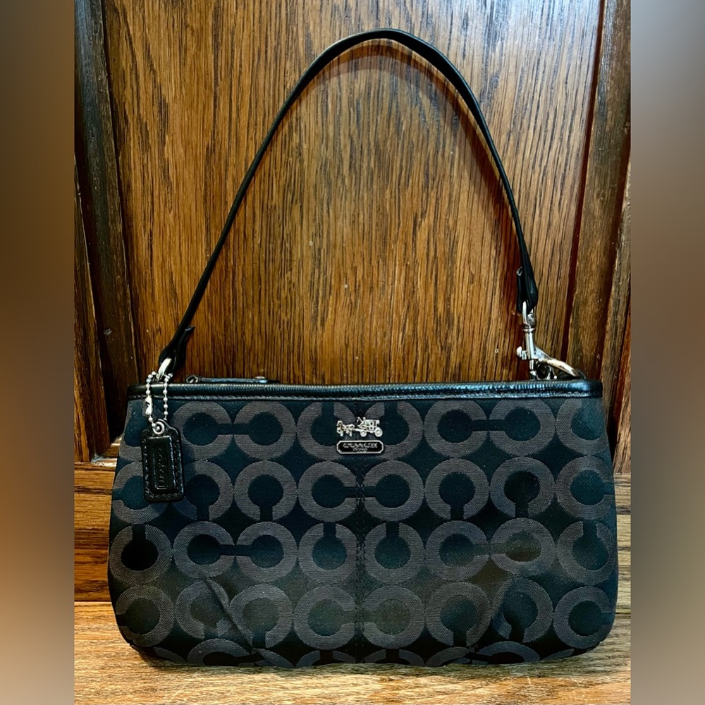 Coach clutch in black good condition! Perfect for wallet, keys and phone.